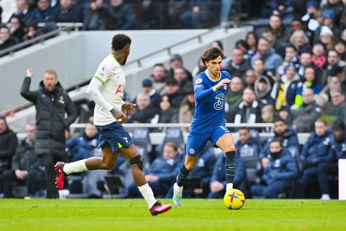 Joao Felix conduce la pelota en el Chelsea-Tottenham 