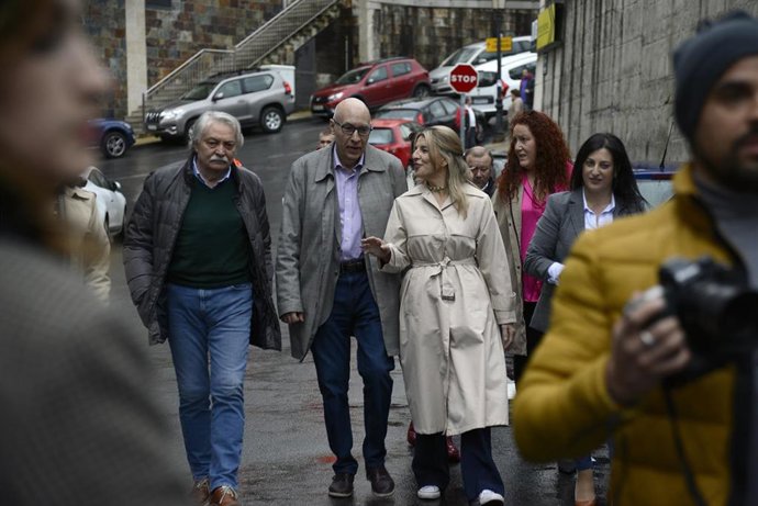La vicepresidenta del Gobierno y ministra de Trabajo, Yolanda Díaz (3i), junto con el alcalde de Barbadás, Xosé Carlos Valcárcel (2i), la teniente alcaldesa, Victoria Morenza (2d), y la concejala de Igualdad, Elisabet González (d), llegan a la conferenc