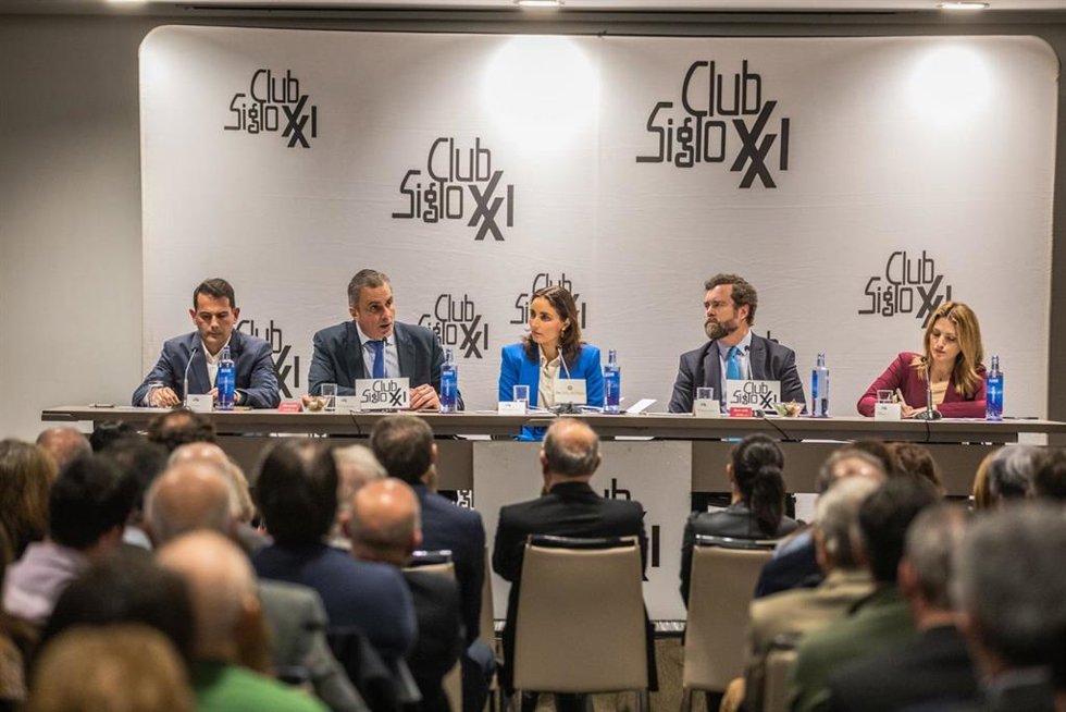 El candidato a la alcaldía de Madrid por Vox, Javier Ortega Smith y el portavoz de Vox en el Congreso de los Diputados, Iván Espinosa de los Monteros, en un coloquio organizado por el Club Siglo XXI