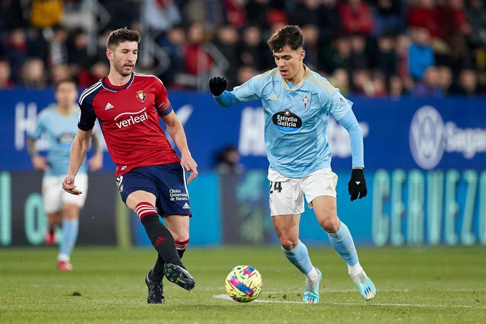 David García da un pase ante Gabri Veiga en el Osasuna-Celta de LaLiga Santander 2022-2023