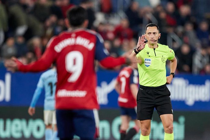 Sanchez Martínez ante el 'Chimy' Ávila durante el CA Osasuna-Celta de LaLiga Santander 2022-2023