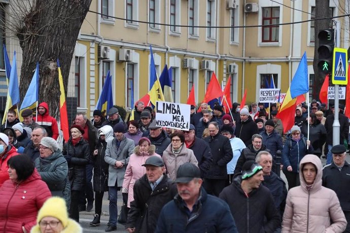 Manifestantes protestan contra el cambio del idioma oficial de la lengua moldava