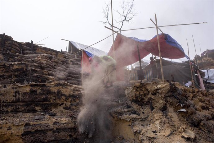 Archivo - Fotografía de archivo de un incendio en el campamento de refugiados de Cox's Bazar, en Bangladesh