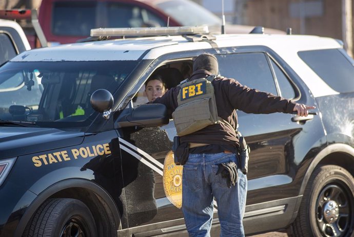 Archivo - February 2, 2023, Albuquerque, USA: ALBUQUERQUE JOURNAL .An Agent talks to a New Mexico State Police Officer during an early morning FBI Violent Gang Task Force operation in Albuquerque's South Valley  .Photographed on  Thursday February 2, 20