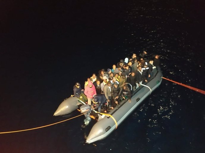 Neumática rescatada por la guardamar Polimnia con 40 migrantes a bordo en aguas próximas a Lanzarote