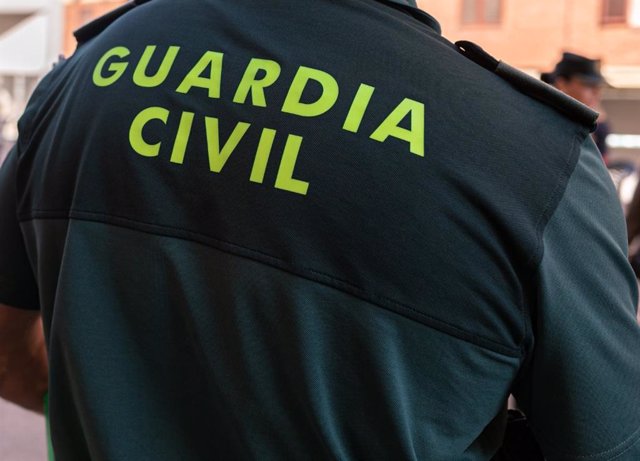 Archivo - Un agente de la Guardia Civil de espaldas.