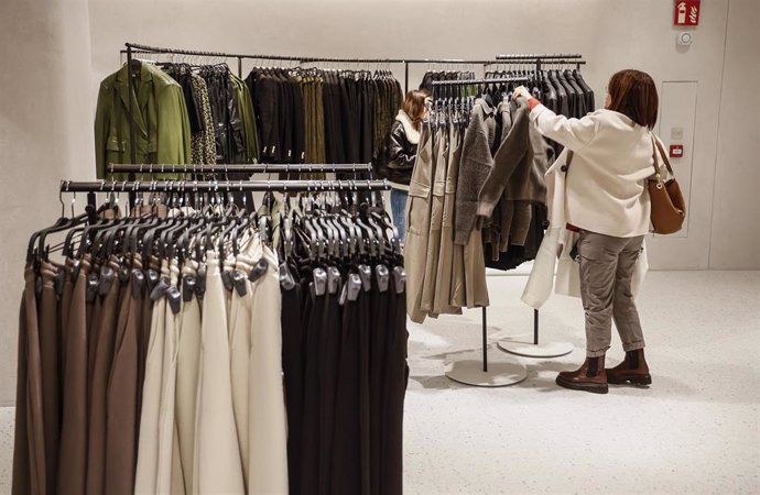 Archivo - Una mujer ve la ropa en una macrotienda de Zara en el Boulevard Austria de Valncia 