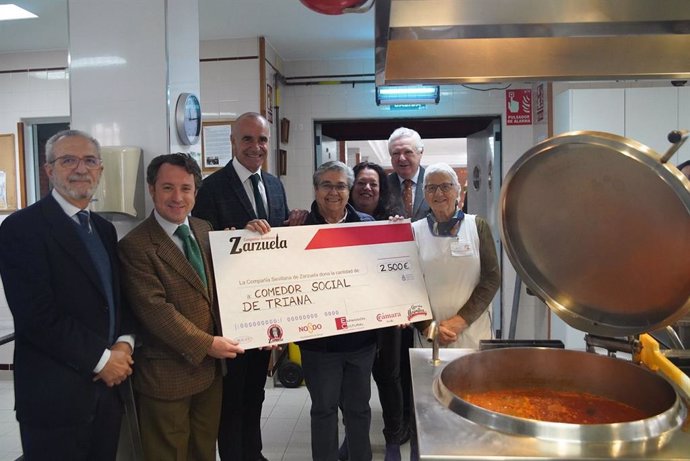 El alcalde de Sevilla, en el acto de entrega del donativo del concierto solidario de Navidad al Comedor Social de Triana.