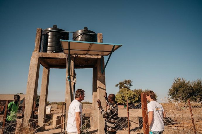 Hijos de Rivera impulsa, a través de su empresa social AUARA, una serie de proyectos en Gambia con el objetivo de construir pozos y bombas sumergibles que atiendan las necesidades de agua de más de 6.000 personas