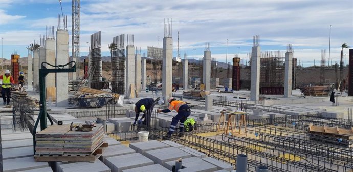 Obreros trabajan en la construcción del primer Centro de Alta Resolución de la Región de Murcia, que estará ubicado en Águilas
