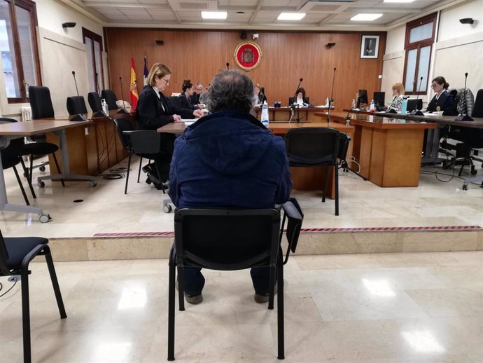 El acusado de violar a su hija durante el régimen de visitas durante el juicio en la Audiencia de Palma