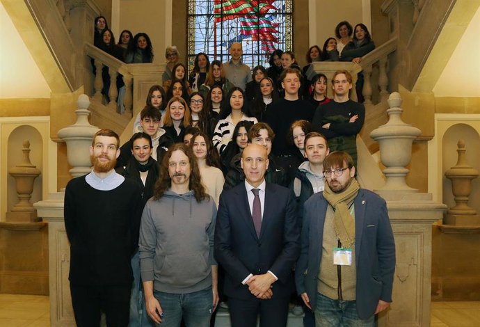 Diez, en primera fila, junto a los estudiantes internacionales que participan en el proyecto
