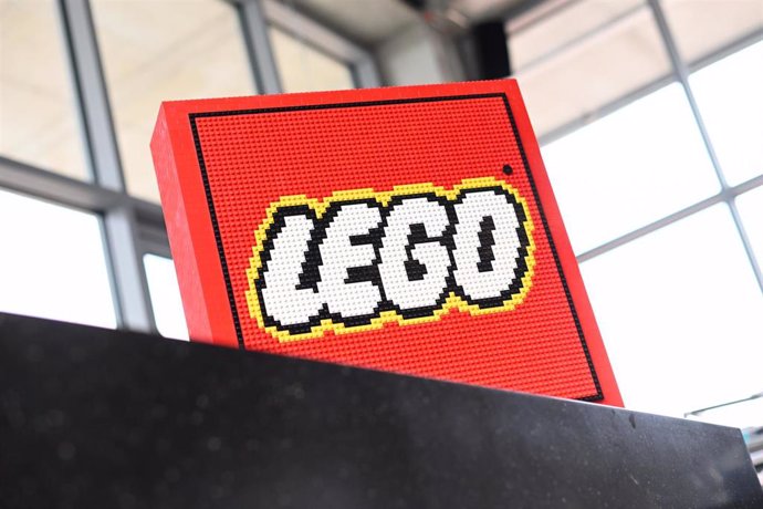Archivo - FILED - 25 May 2022, Bavaria, Munich: A general view of the logo of Danish toy company Lego built from Lego bricks at the Lego Summer Birthday Bash anniversary event. Photo: Tobias Hase/dpa