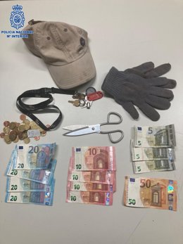 Imagen del dinero robado y los efectos empleados por el ladrón para el asalto