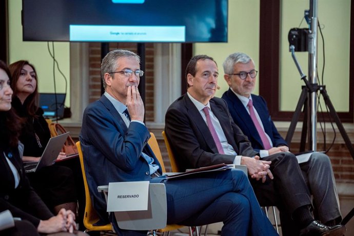 (I-D) El gobernador del Banco de España, Pablo Hernández de Cos; el consejero delegado de Caixabank, Gonzalo Gortázar y el CEO de Santander España, Ángel Rivera, durante el III Observatorio de las Finanzas, en la sede de Almagro de la Universidad Camilo