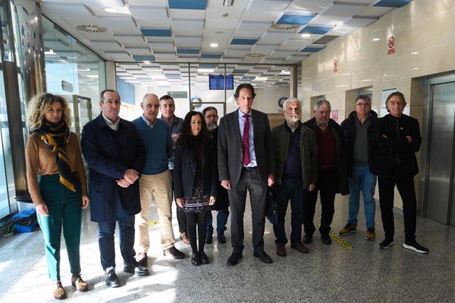 El exconsejero de Obras Públicas José Luis Gochicoa (c) cpon miembros de su equipo antes  de la rueda de prensa sobre la trama de contratos de Carreteras