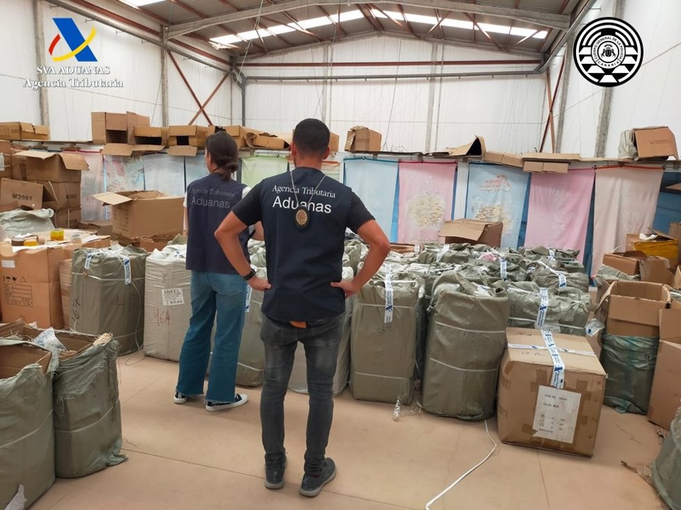 Incautados más de 16.000 artículos falsificados y 80 cajas de mascarillas caducadas en Gran Canaria