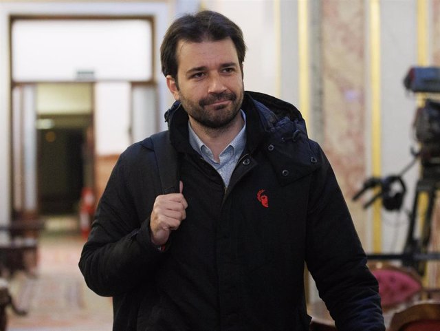 El coordinador autonómico de Podemos Murcia, Javier Sánchez Serna, a su llegada a una reunión de la Mesa del Congreso de los Diputados, a 14 de febrero de 2023, en Madrid (España).