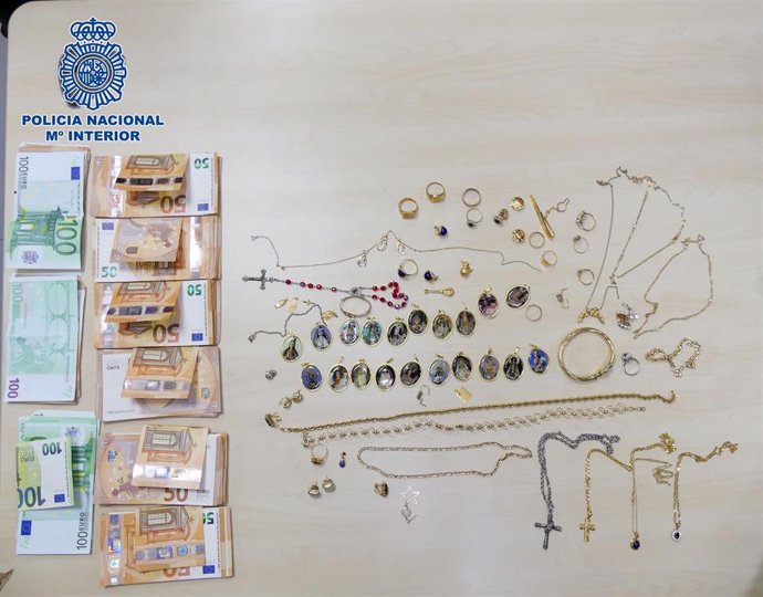 Dinero y joyas recuperadas tras la detención de un hombre y una mujer, como supuestos autores de dos estafas en A Coruña y Pontevedra, mediante el método del 'tocomocho'.