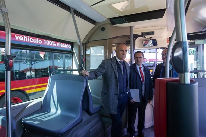 El alcalde de Sevilla, Antonio Muñoz, en un autobús de Tussam.