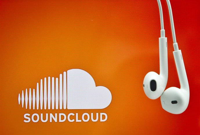 Archivo - FILED - 17 March 2014, Berlin: An earpiece hangs on a screen showing the icon of music sharing application Soundcloud. Photo: picture alliance / Ole Spata/dpa