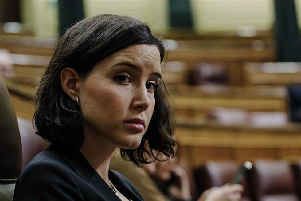 La secretaria de Igualdad del PSOE, Andrea Fernández, durante una sesión plenaria en el Congreso de los Diputados, a 7 de febrero de 2023, en Madrid (España). El Pleno del Congreso debate hoy una proposición no de ley del PP para impulsar una batería de