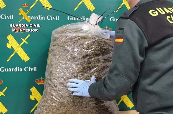 Bolsa con los 10 kilos de cogollos de marihuana intervenidos en la operación