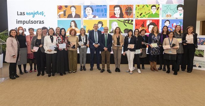El rector de la Universidad CEU Cardenal Herrera, Vicente Navarro de Luján, con las investigadoras de la CEU UCH galardonadas en el acto "Las mujeres, impulsoras de la innovación" y con estudiantes