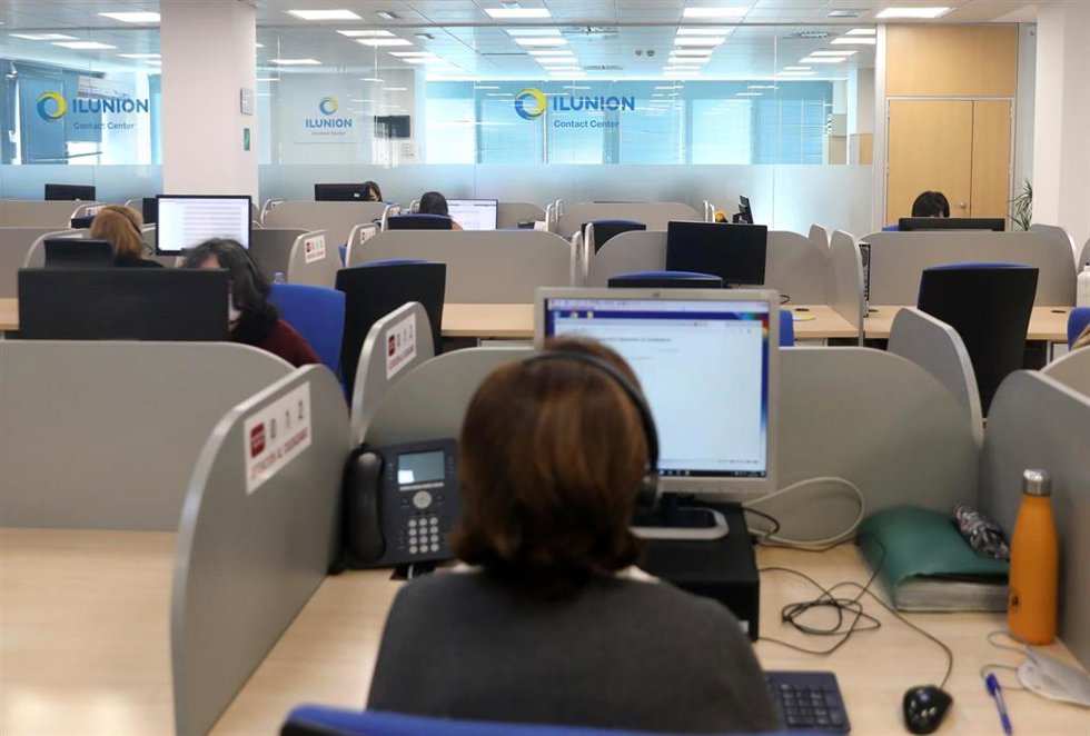 Archivo - Teleoperadores trabajando