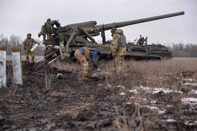 Militares ucranianos disparan en direción a Bajmut,en el este del país