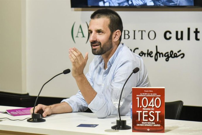 Vicente Valera en la presentación de uno de sus libros.