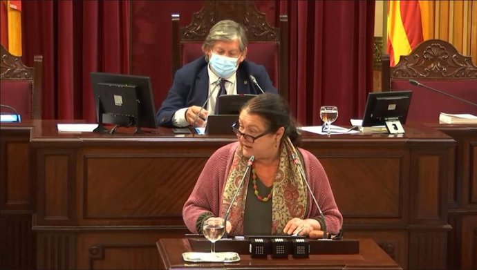 Archivo - La consellera de Agricultura, Pesca y Alimentación, Mae de la Concha, durante una intervención en el Parlament balear. Archivo.