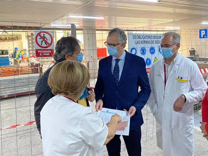 El consejero de Salud, Juan José Pedreño, visitó las obras de la segunda fase de ampliación de Urgencias del hospital Rafael Méndez.