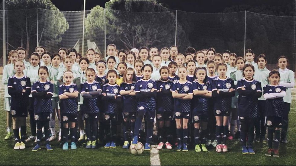 Las benjaminas del CFF Olympia funden sus medallas para entregar una estrella a las finalistas de la Supercopa de España femenina