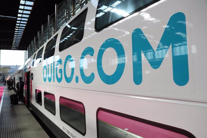 Archivo - Un tren estacionado durante la inauguración del primer trayecto de Ouigo, a 7 de mayo de 2021, en Atocha, Madrid, (España). Ouigo, el nuevo operador de trenes de alta velocidad perteneciente a la compañía SNCF, cuyo compromiso es popularizar l