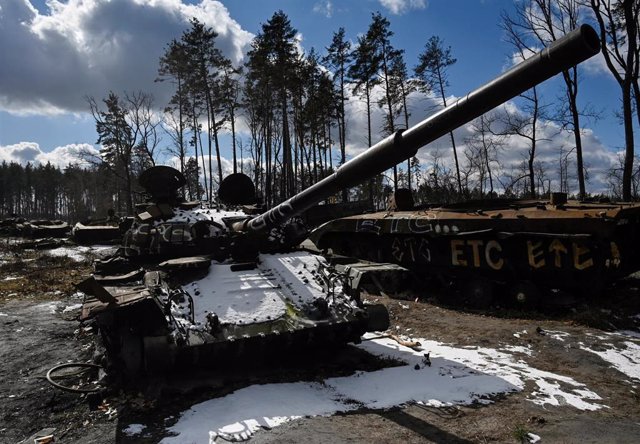 Vehículo de las Fuerzas Armadas rusas destruido cerca de Kiev