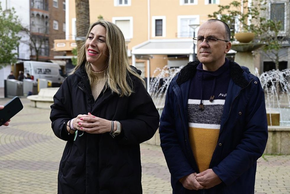 La presidenta del PP de Extremadura, María Guardiola, visita Navalmoral de la Mata junto al candidato a la Alcaldía, Enrique Hueso