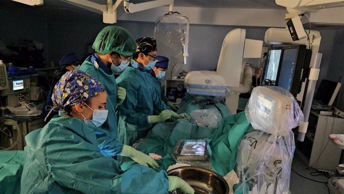 El Servicio de Angiología, Cirugía Vascular y Endovascular del QuirónSalud Málaga usando la plataforma IntraSight 3 Mobile de Philips
