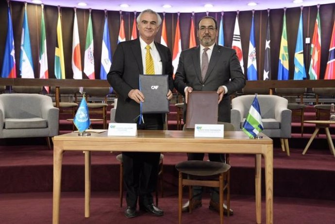 El secretario ejecutivo de la Cepal, José Manuel Salazar, y el presidente ejecutivo de CAF, Sergio Díaz-Granados