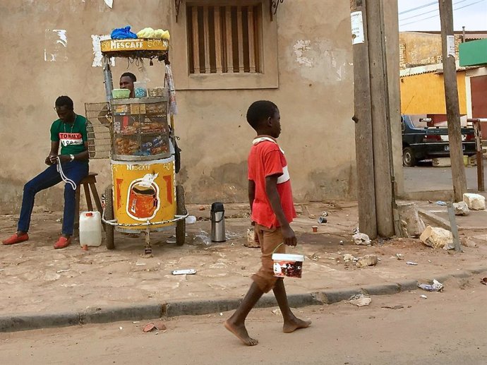 Archivo - Un niño' mendigando en las calles de Senegal