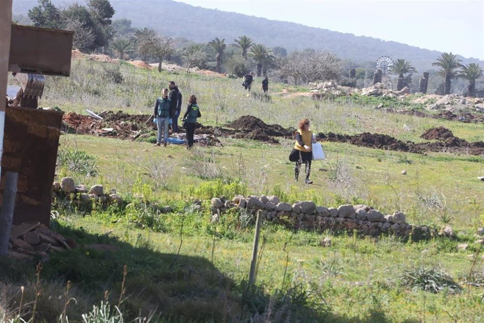 Segundo día de trabajos de la Guardia Civil en la finca de la Porrassa dentro de las investigaciones por la desaparición de Malén Ortiz.