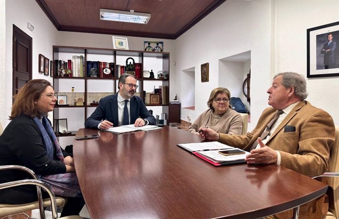 Molina y Sánchez (centro), en la reunión con representantes de la Asociación de Familias Numerosas de Córdoba.