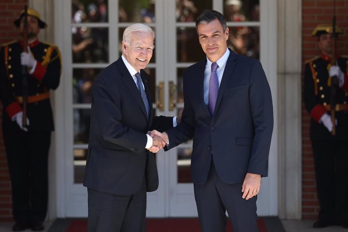 Archivo - El presidente de los Estados Unidos, Joe Biden (i), es recibido por el presidente del Gobierno, Pedro Sánchez (d), a su llegada a una reunión en el Palacio de La Moncloa, a 28 de junio de 2022, en Madrid (España)