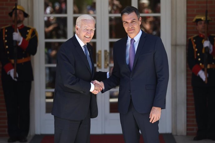 Archivo - El presidente de los Estados Unidos, Joe Biden (i), es recibido por el presidente del Gobierno, Pedro Sánchez (d), a su llegada a una reunión en el Palacio de La Moncloa, a 28 de junio de 2022, en Madrid (España). Joe Biden ha llegado a primer