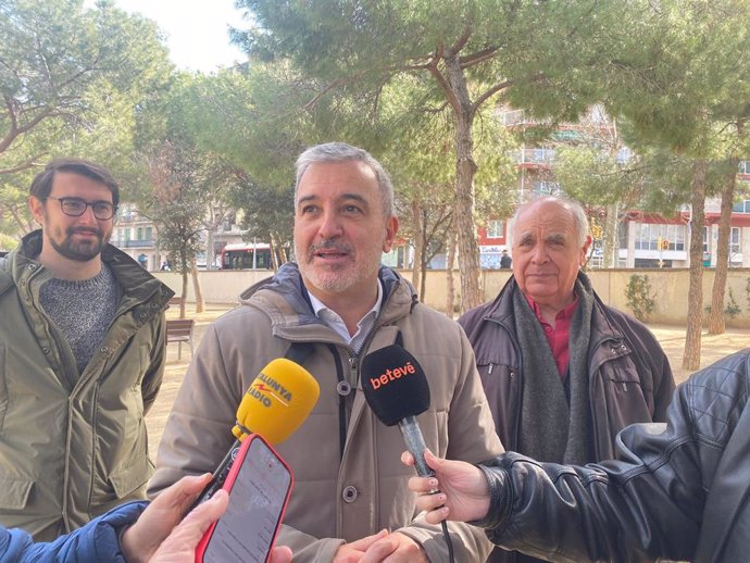 El candidat del PSC a l'alcaldia de Barcelona, Jaume Collboni, al costat del conseller de districte Marc Martínez i el membre de la llista de Collboni Lluís Rabell