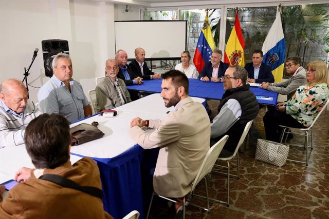El presidente del Gobierno de Canarias, Ángel Víctor Torres, y el viceconsejero de Acción Exterior, Rafael Zamora, en una reunión con colectivos canarios en Venezuela