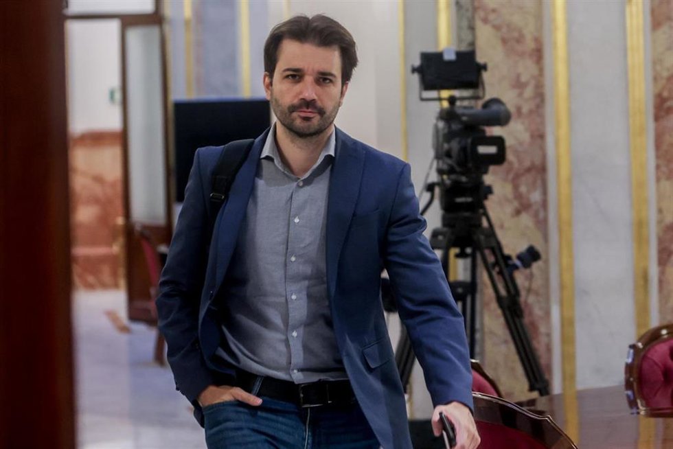 Archivo - El coportavoz de Podemos Javier Sánchez Serna a su llegada a una reunión de la Mesa del Congreso, en el Congreso de los Diputados, a 4 de octubre de 2022, en Madrid (España).