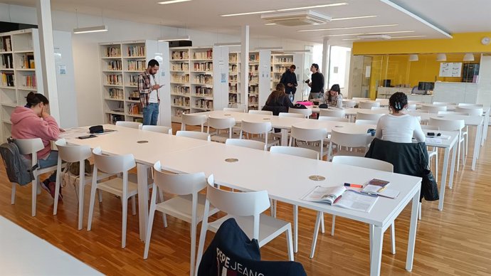 Mediateca de l'Escola Oficial d'Idiomes (EOI) d'Elx.