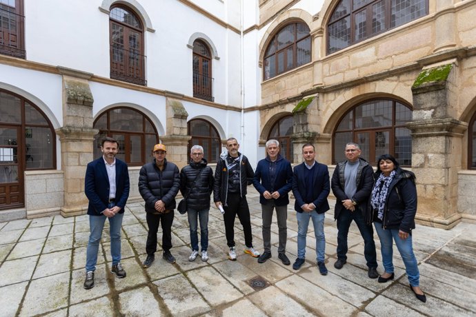 Deportistas y responsables de la Diputación de Cáceres tras la presentación del programa Talentos