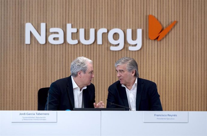 El presidente de Naturgy, Francisco Reynés, y el director general de Sostenibilidad, Reputación y Relaciones Institucionales, Jordi Garcia, en la sede de la compañía, a 15 de febrero de 2023, en Madrid (España)